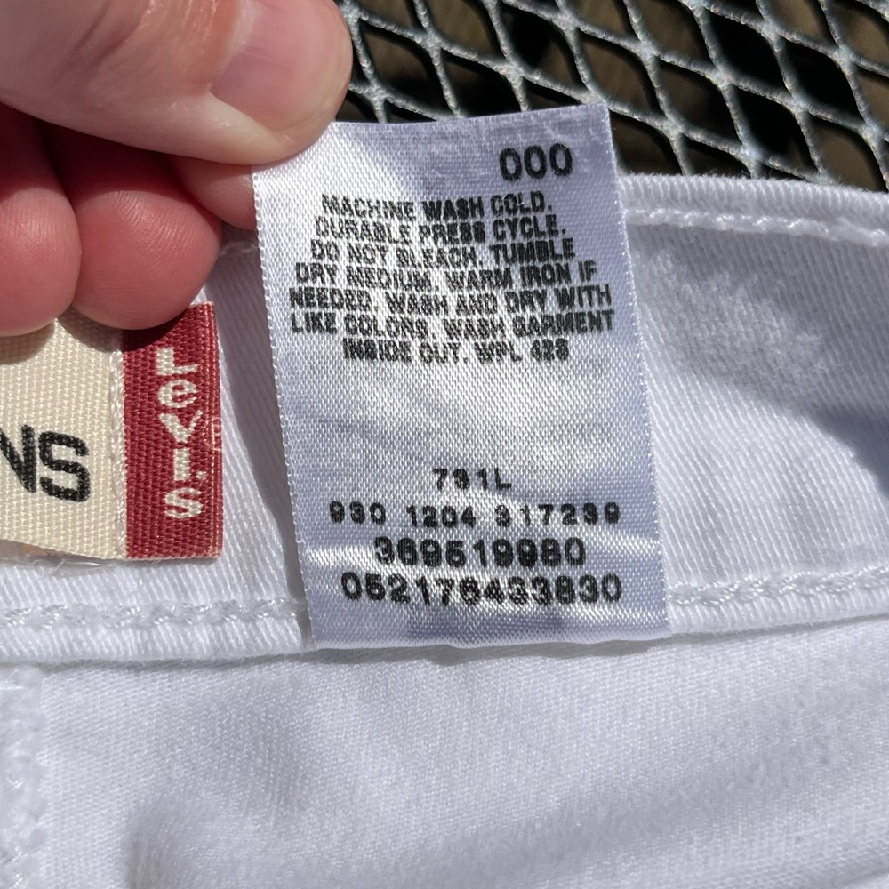 White Levi's Stretchy Shorts Size 8 - Picture 8 of 11